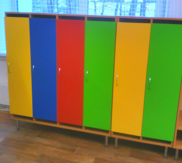 Шкаф детский в раздевалку 6-и секционный для одежды. Дверцы-фасады комплектуются разными цветами на выбор.