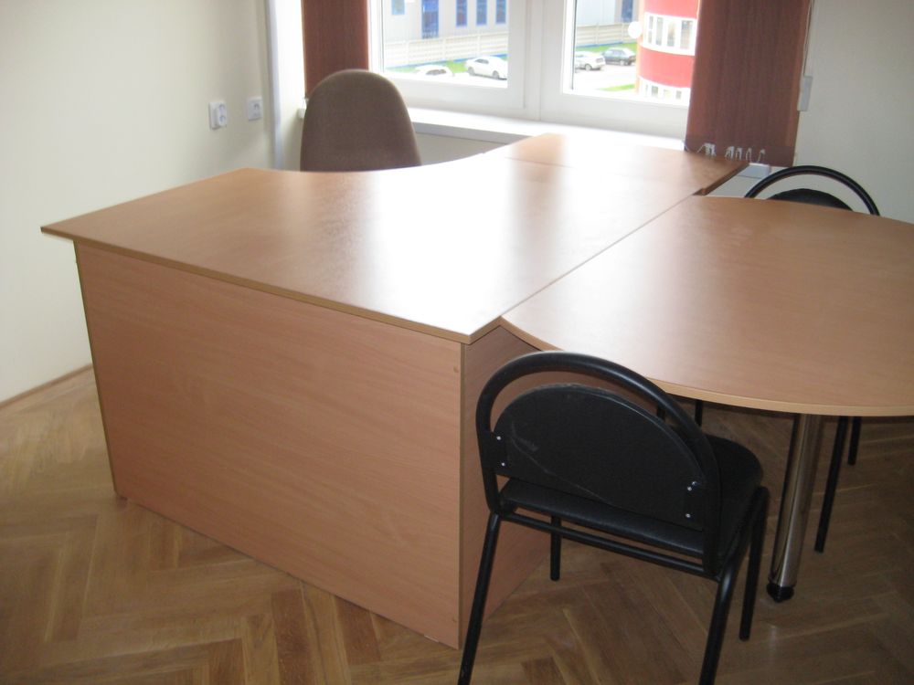 Письменный стол, стулья для офиса.