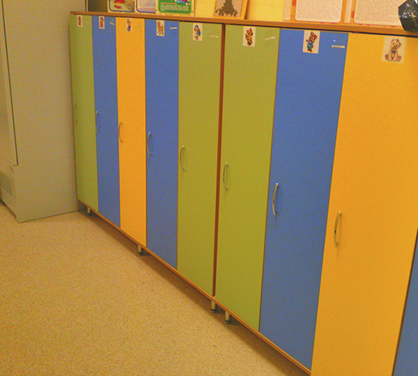 Шкаф детский в раздевалку 5-и секционный для одежды. Дверцы-фасады комплектуются разными цветами на выбор.