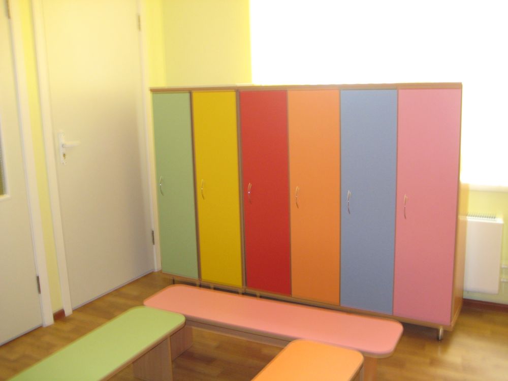 Шкаф детский и банкетки в раздевалку детского сада.