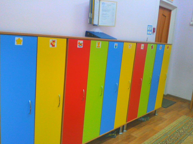 Шкаф детский в раздевалку 4-х секционный для одежды. Дверцы-фасады комплектуются разными цветами на выбор.