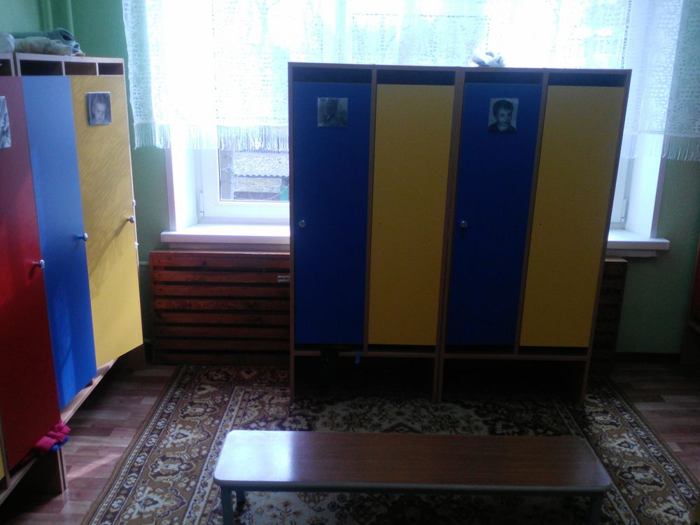 Шкаф детский в раздевалку 2-х и 3-а секционный для одежды,банкетки Дверцы-фасады и банкетки комплектуются разными цветами на выбор.